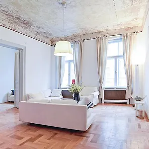 Beautiful 3 Bedroom In 7th District Budapest